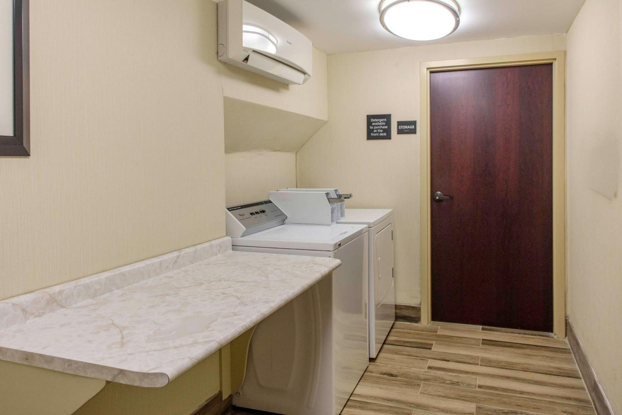 Hampton Inn Detroit Northville Экстерьер фото