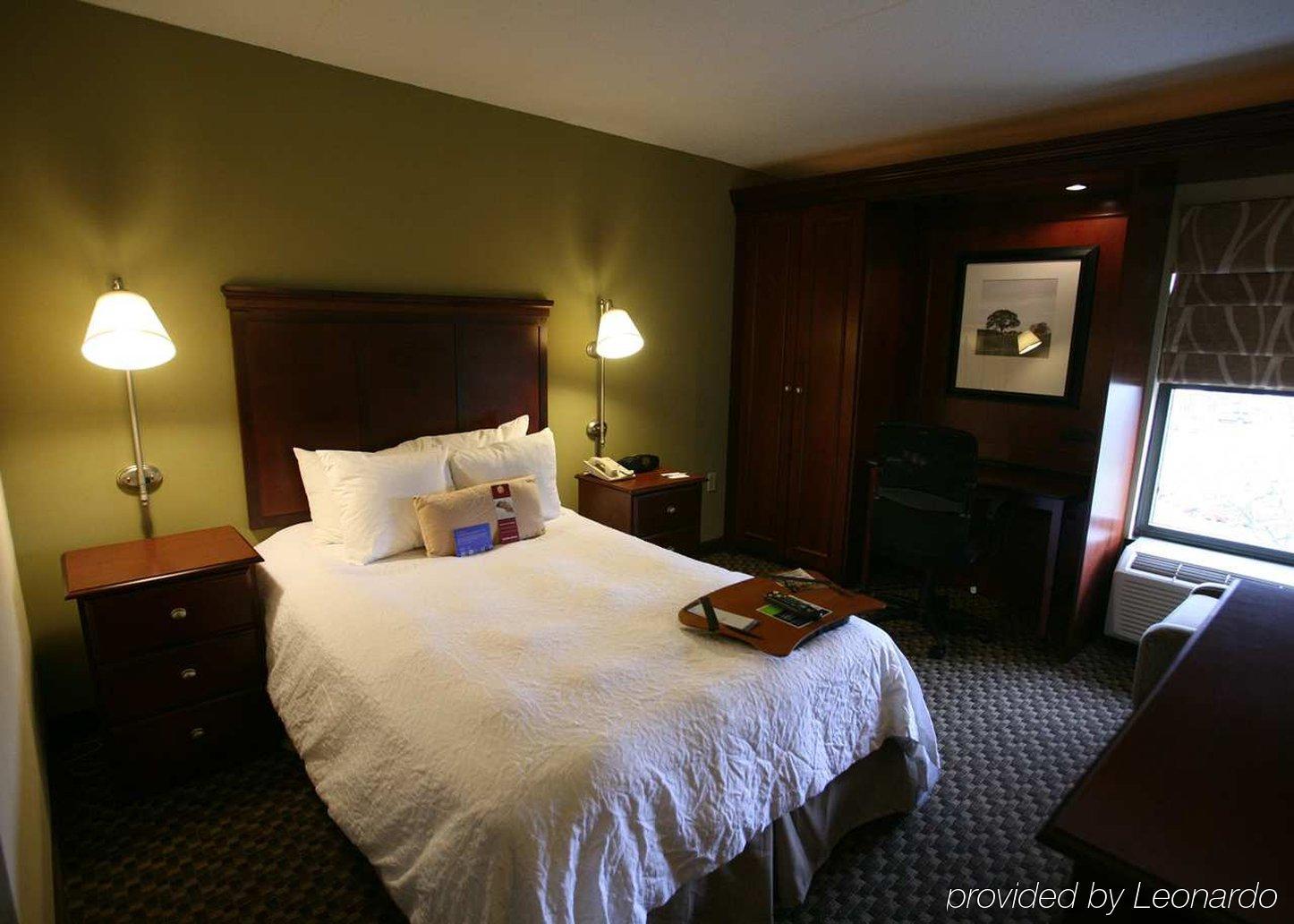 Hampton Inn Detroit Northville Номер фото