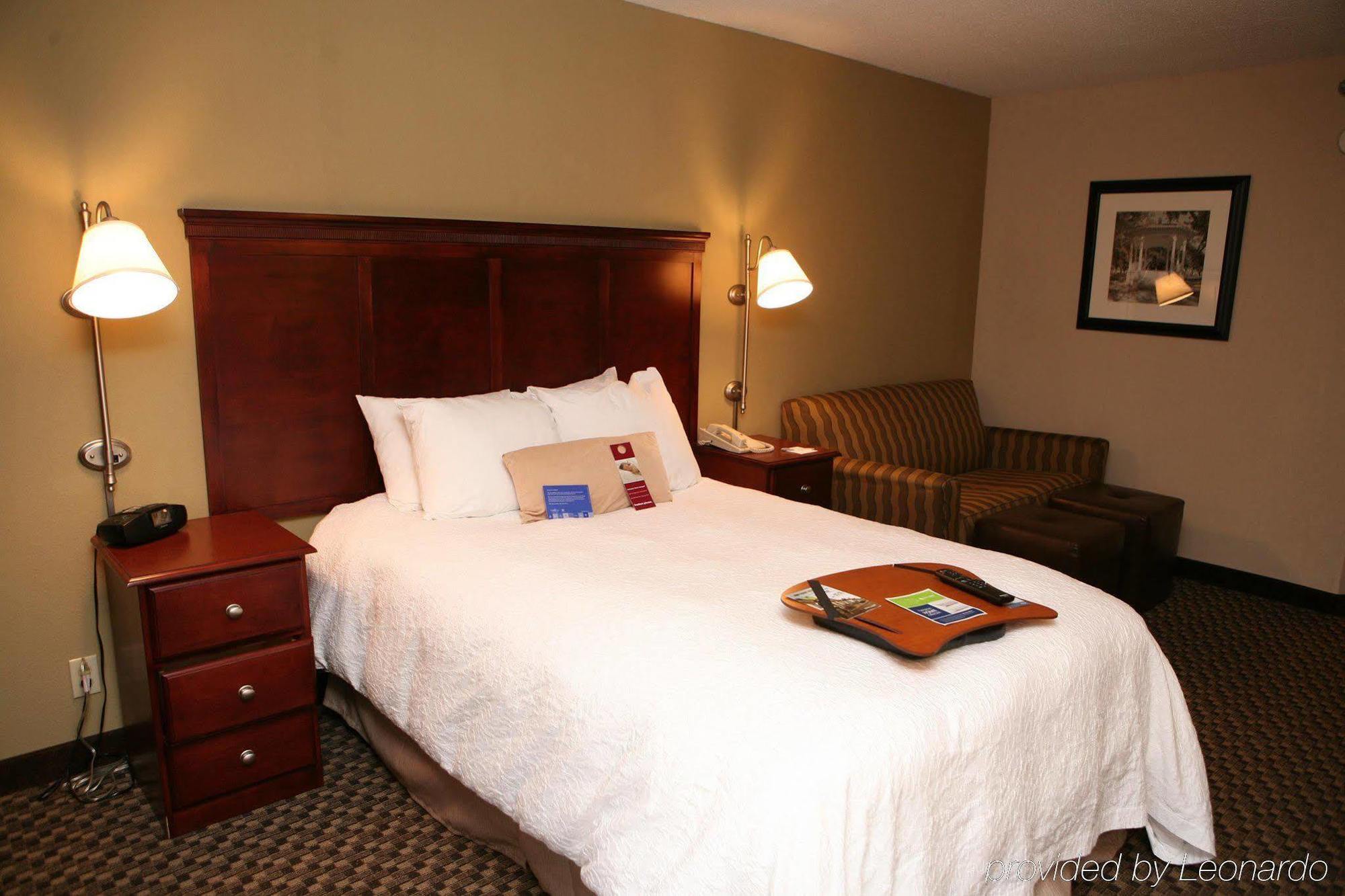 Hampton Inn Detroit Northville Номер фото