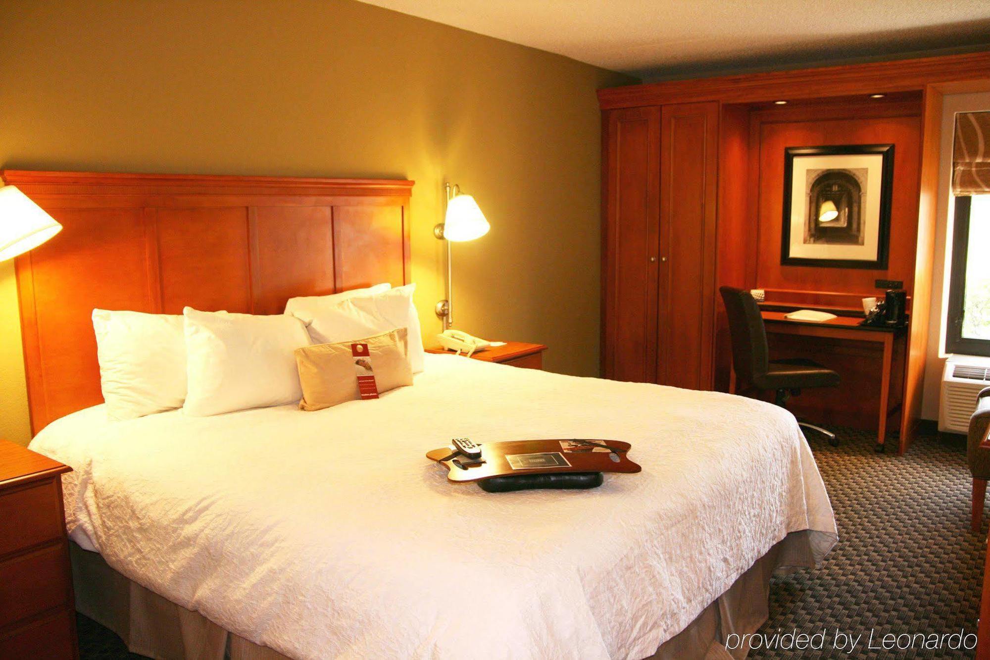 Hampton Inn Detroit Northville Номер фото