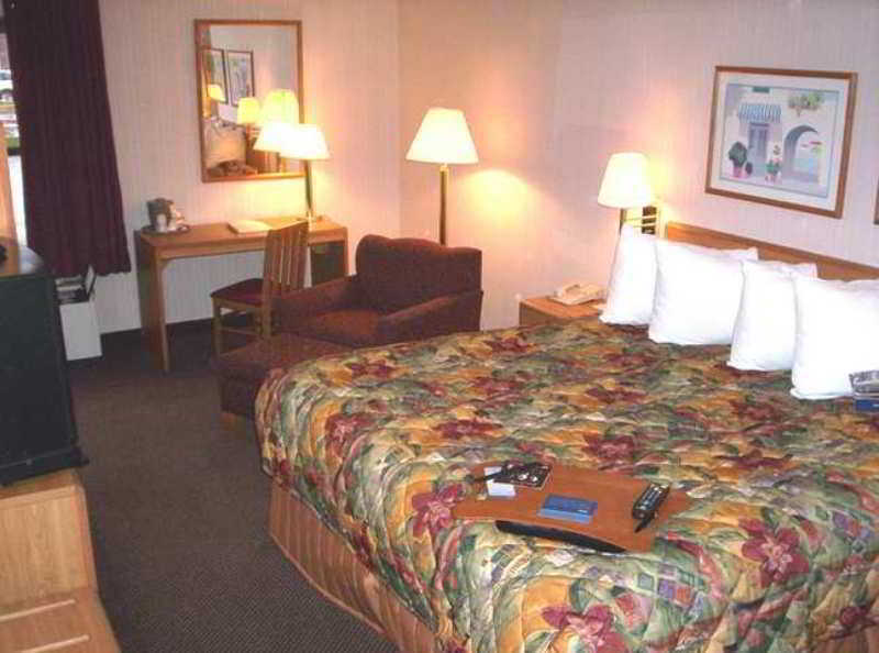 Hampton Inn Detroit Northville Номер фото